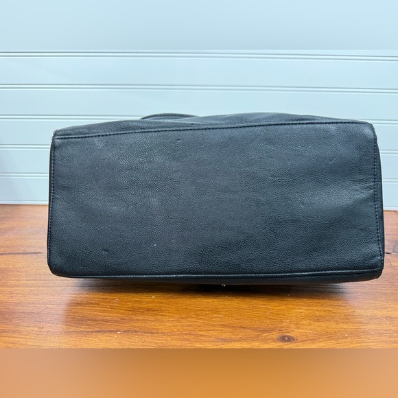 Betsey Johnson black & white shoulder chevron handbag purse with bow accent. - Picture 7 of 13